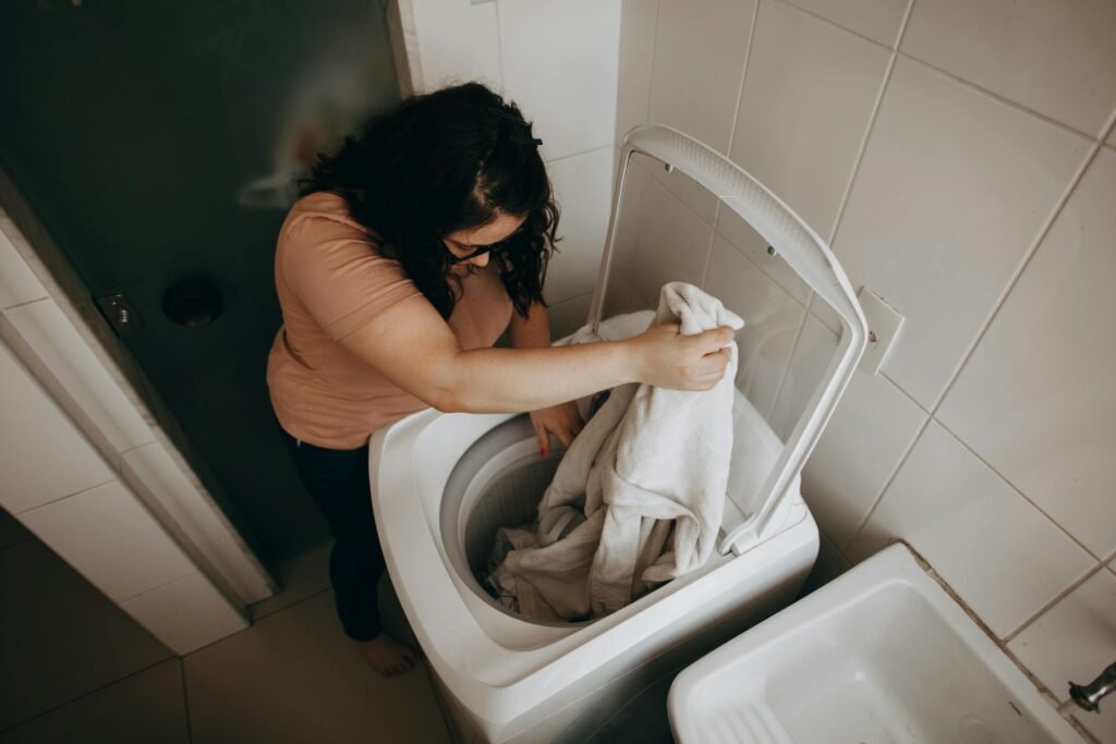 ¿Tu lavadora dejó de funcionar de repente y no sabes por qué? Este problema es más común de lo que parece y puede tener diversas causas, desde fallos menores hasta averías técnicas más complejas.
