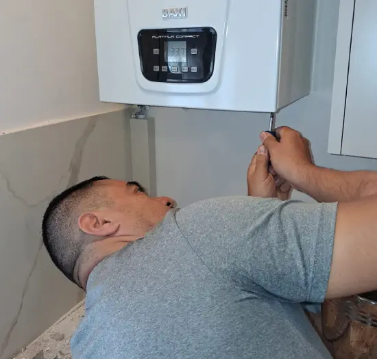 Técnico especializado realizando la reparación de un calentador de agua