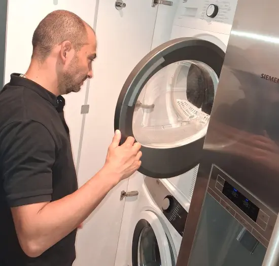 Técnico reparando tambor de secadora a domicilio en Barcelona